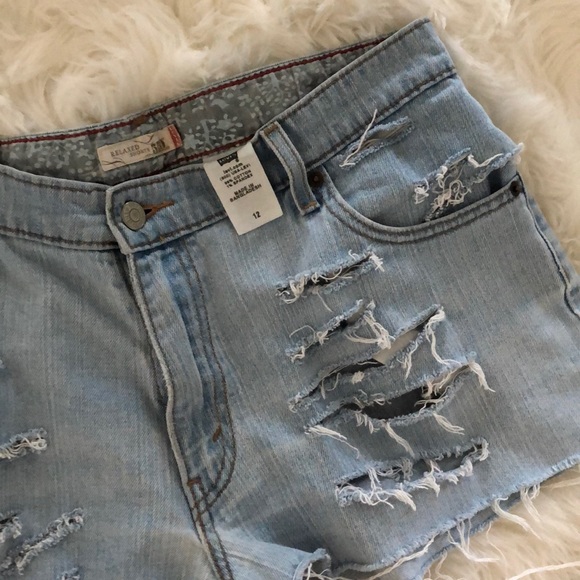 Distressed Levi’s jean shorts - Picture 4 of 7